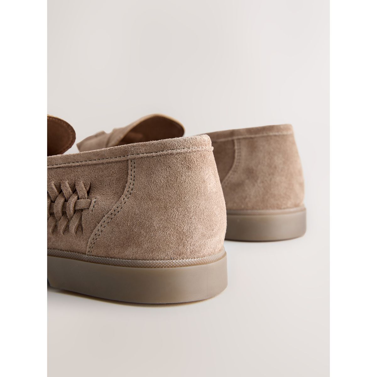 Mocassins à glands en daim effet tressé grège, NEXT