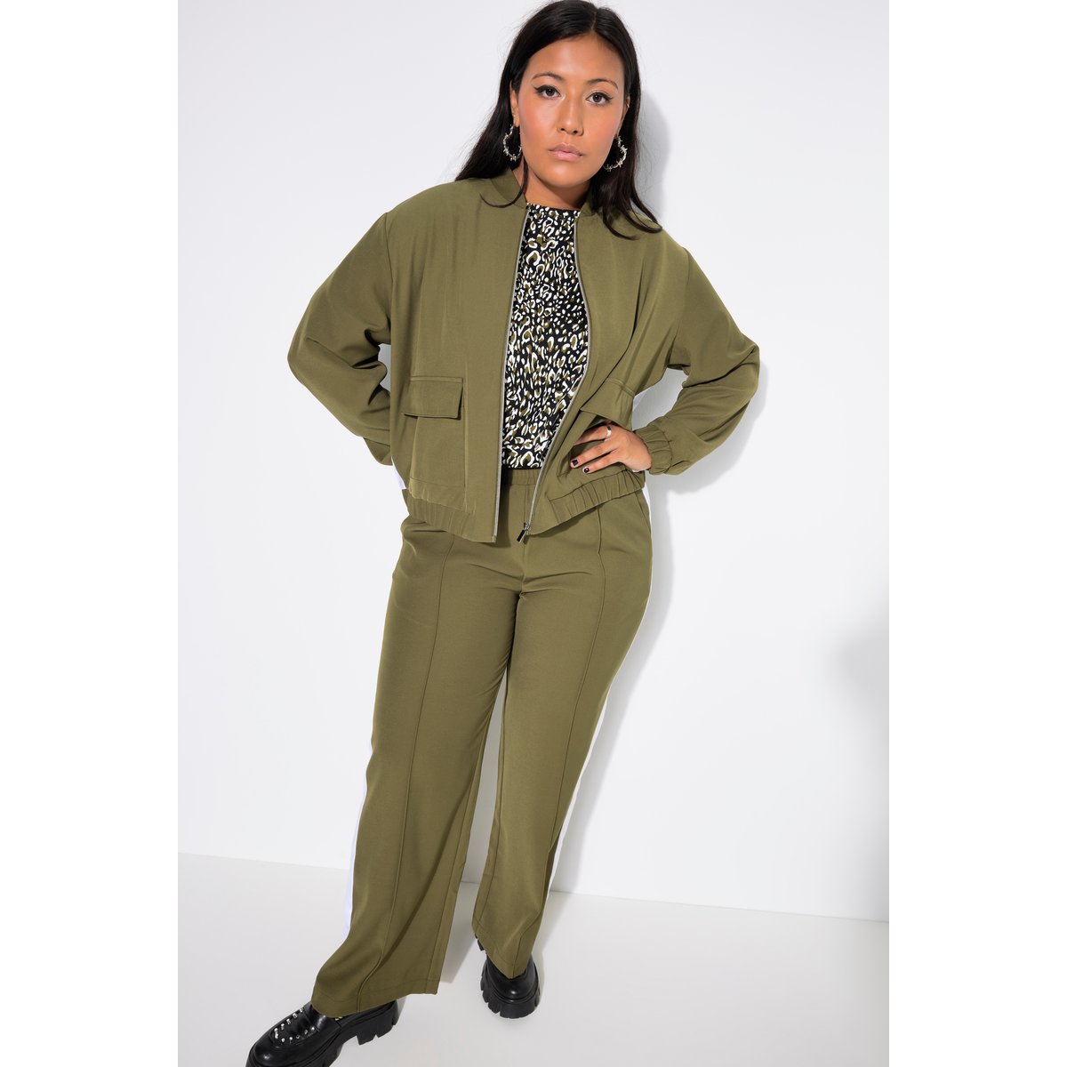 Blouson court. Manches longues et amples. olive foncé, STUDIO UNTOLD