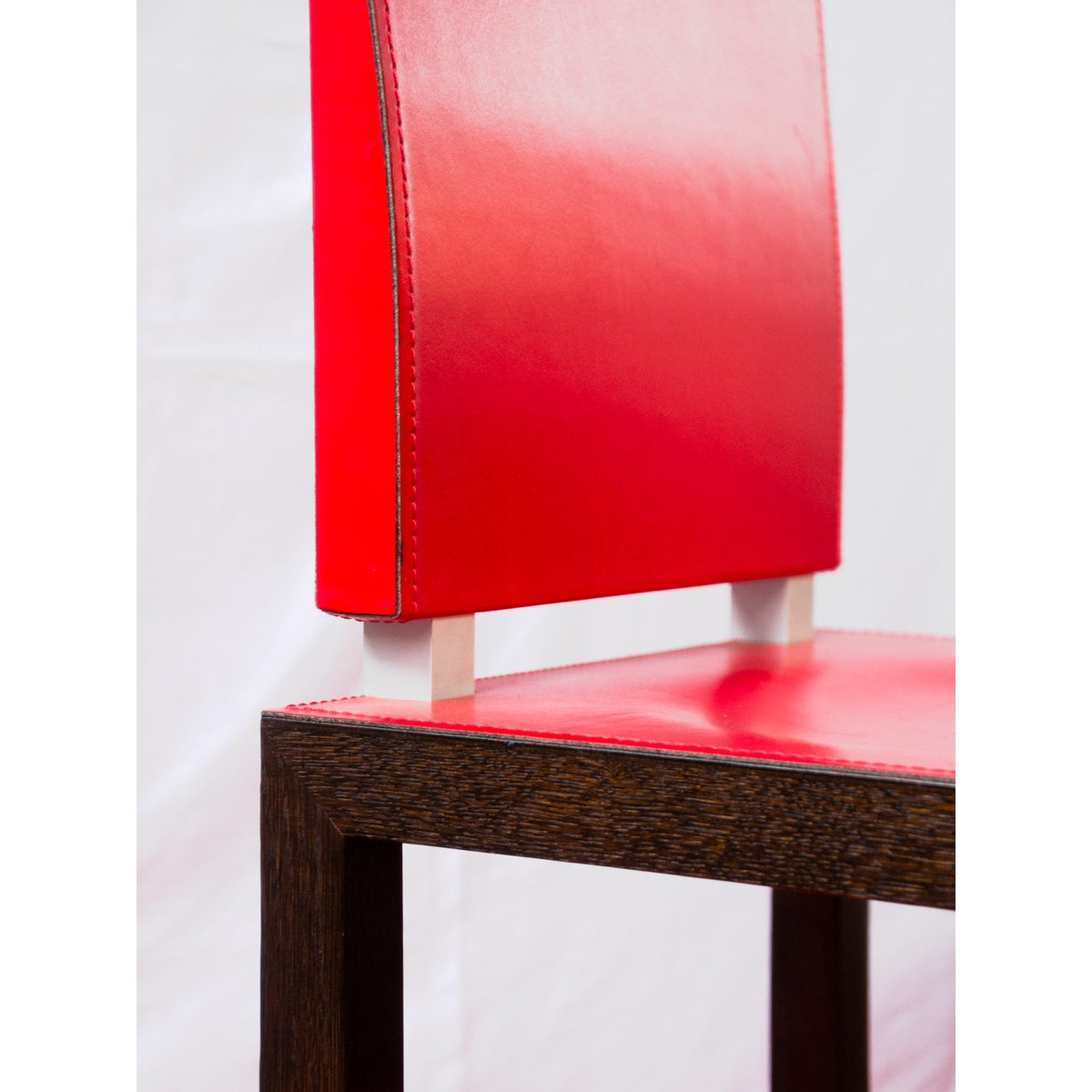 Chaise en bois et cuir rouge Alma N°2130 - Bon état noir, DEBONGOUT