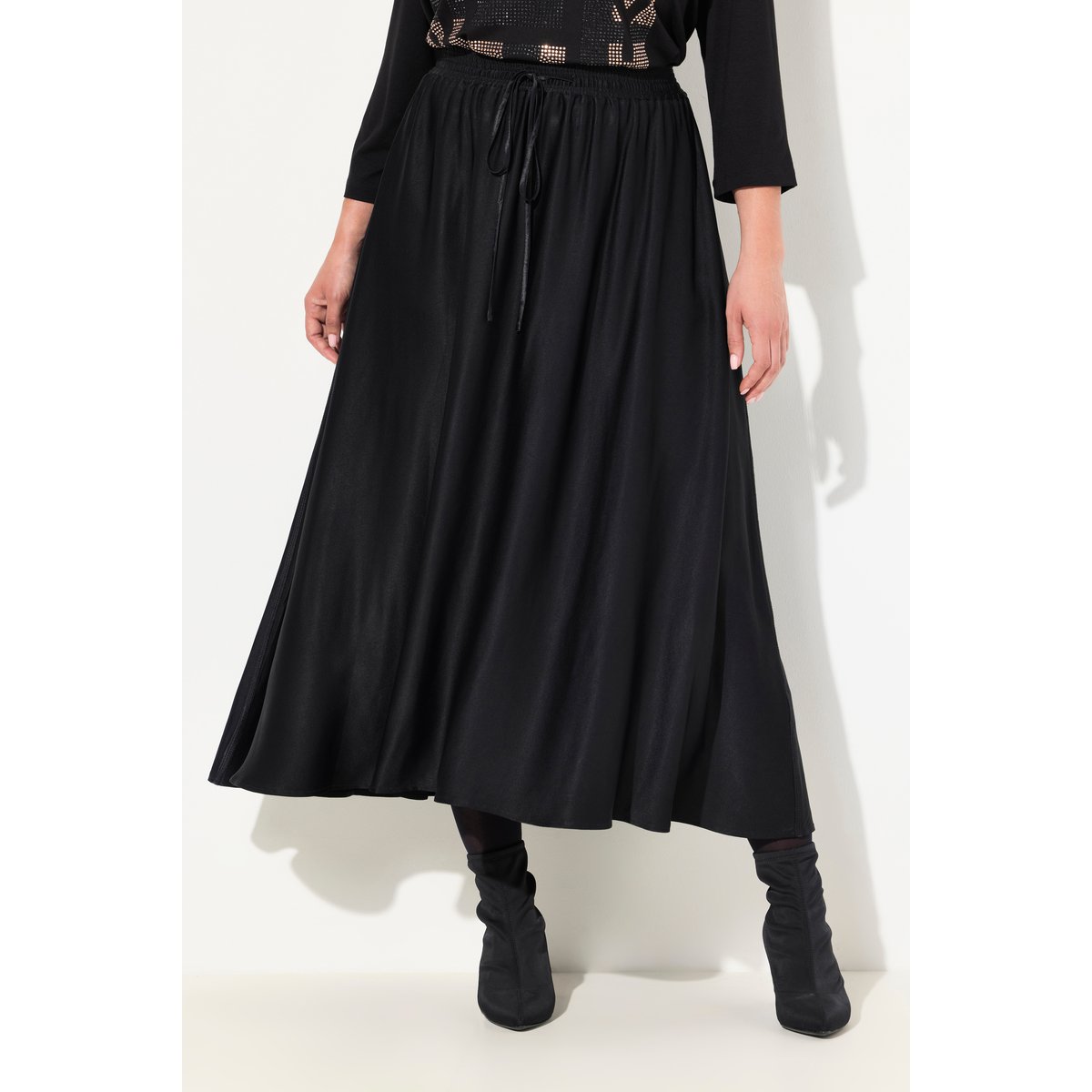 Jupe midi en satin, silhouette en A noir, ULLA POPKEN