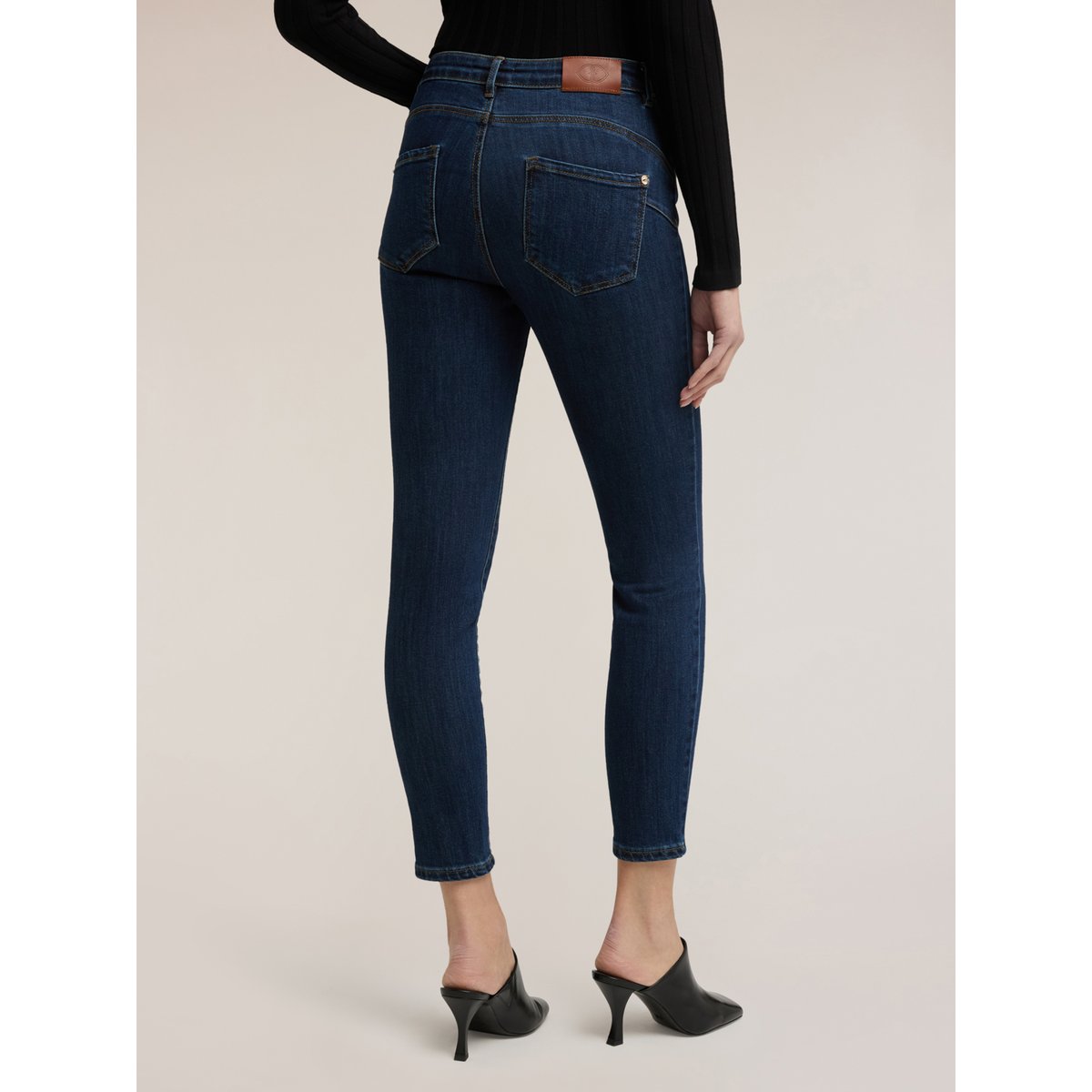 Jean skinny push-up Gisele bleu, MOTIVI