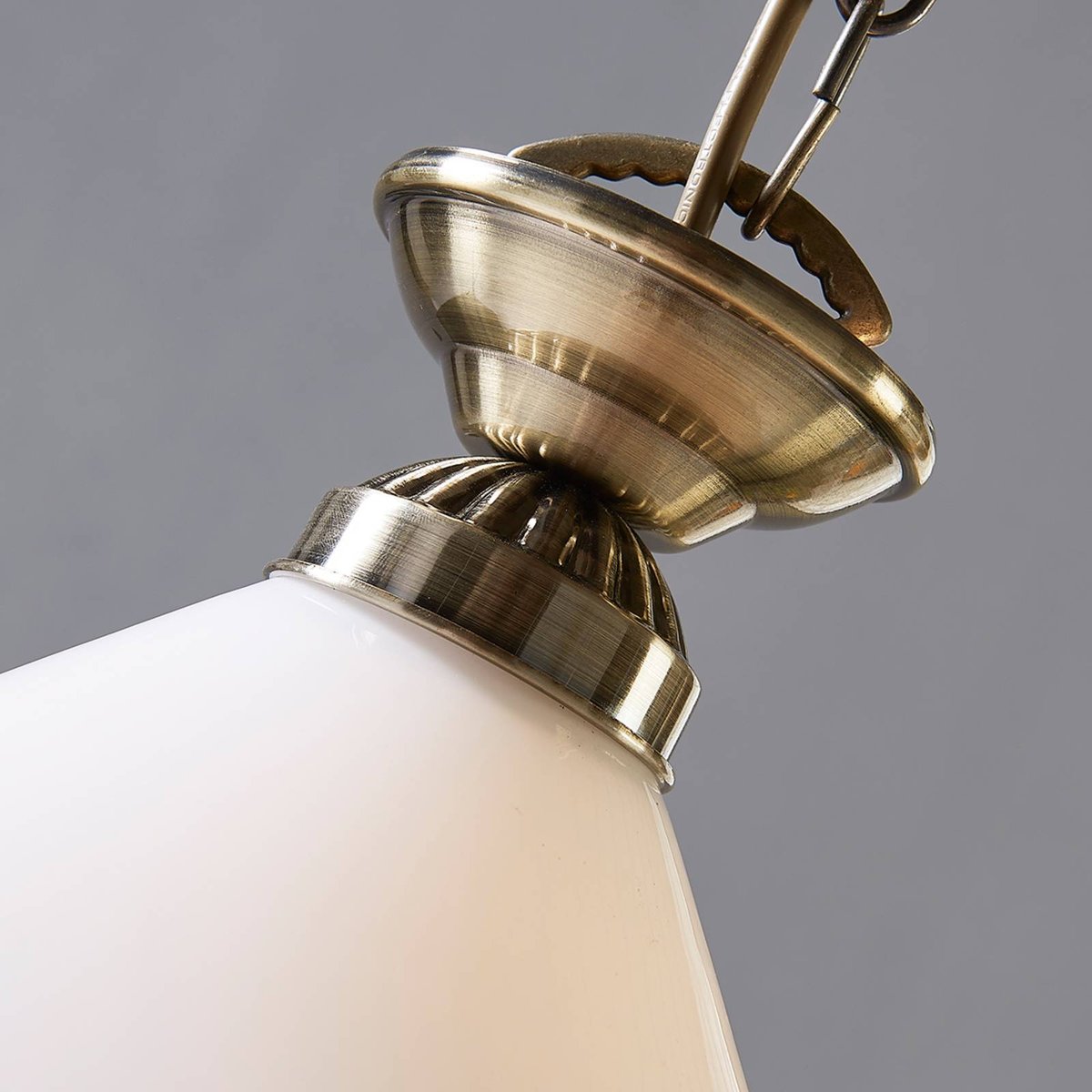 Suspension en verre antique, Otis blanc opale brillant, laiton vieilli, LINDBY
