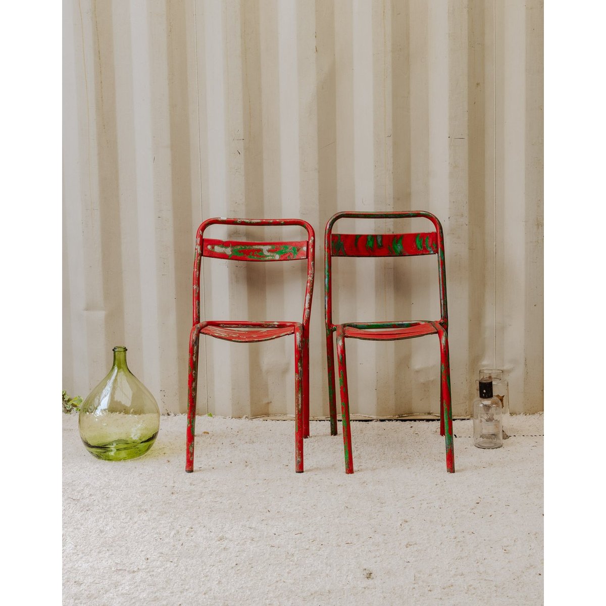 Paire de chaises en métal rouge et vert Alma N°1590 - Bon état rouge, DEBONGOUT