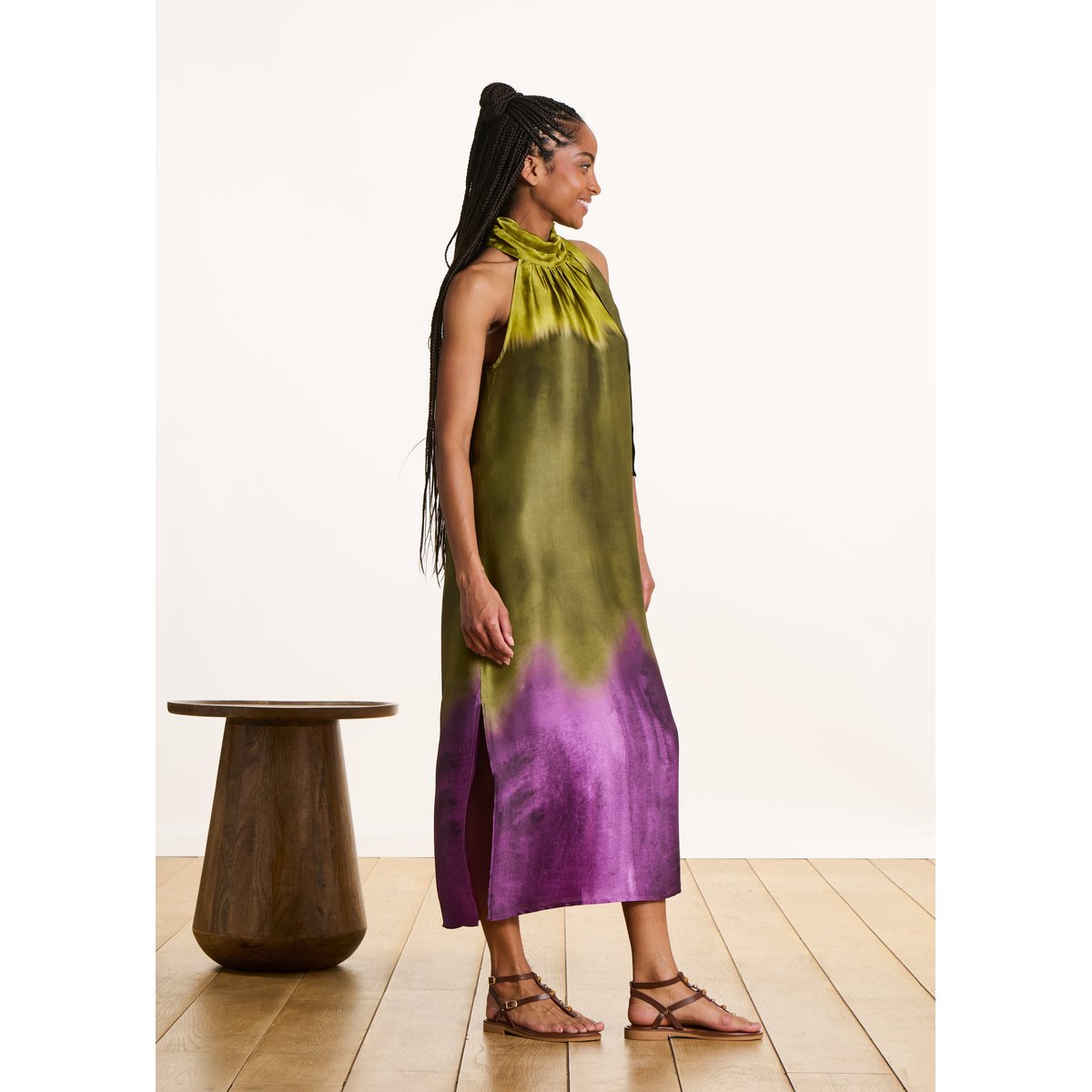 Robe longue fluide en satin à imprimé tie & dye vert feijoa, LA FEE MARABOUTEE