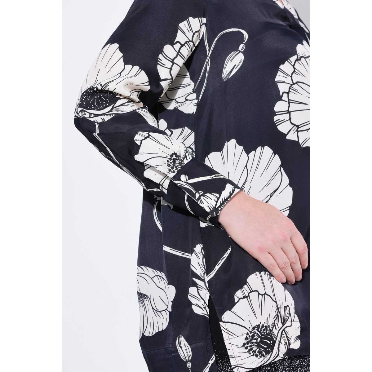 Tunique en satin à motif floral noir, ULLA POPKEN