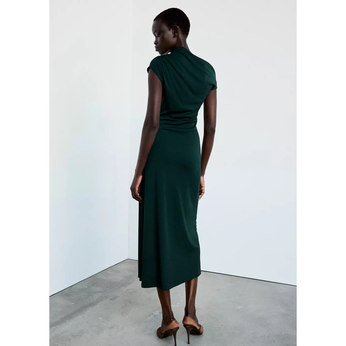 Robe asymétrique froncée vert foncé, MANGO