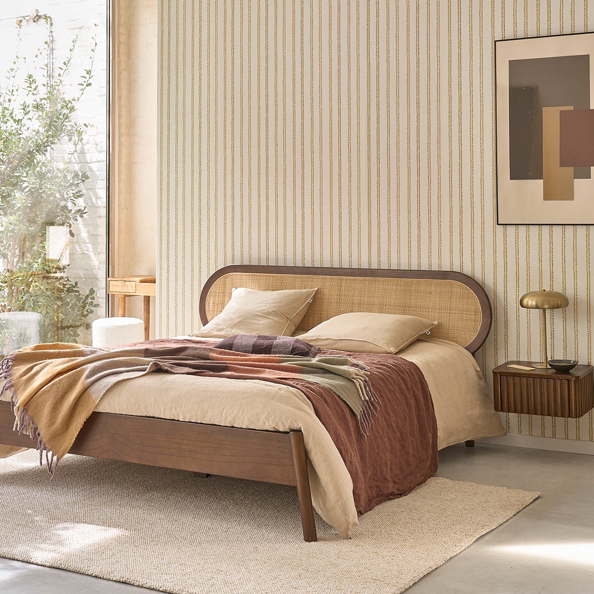 Lit en bois de mindi et cannage finition noyer 180 cm avec sommier LILA marron, BERAH GETAH