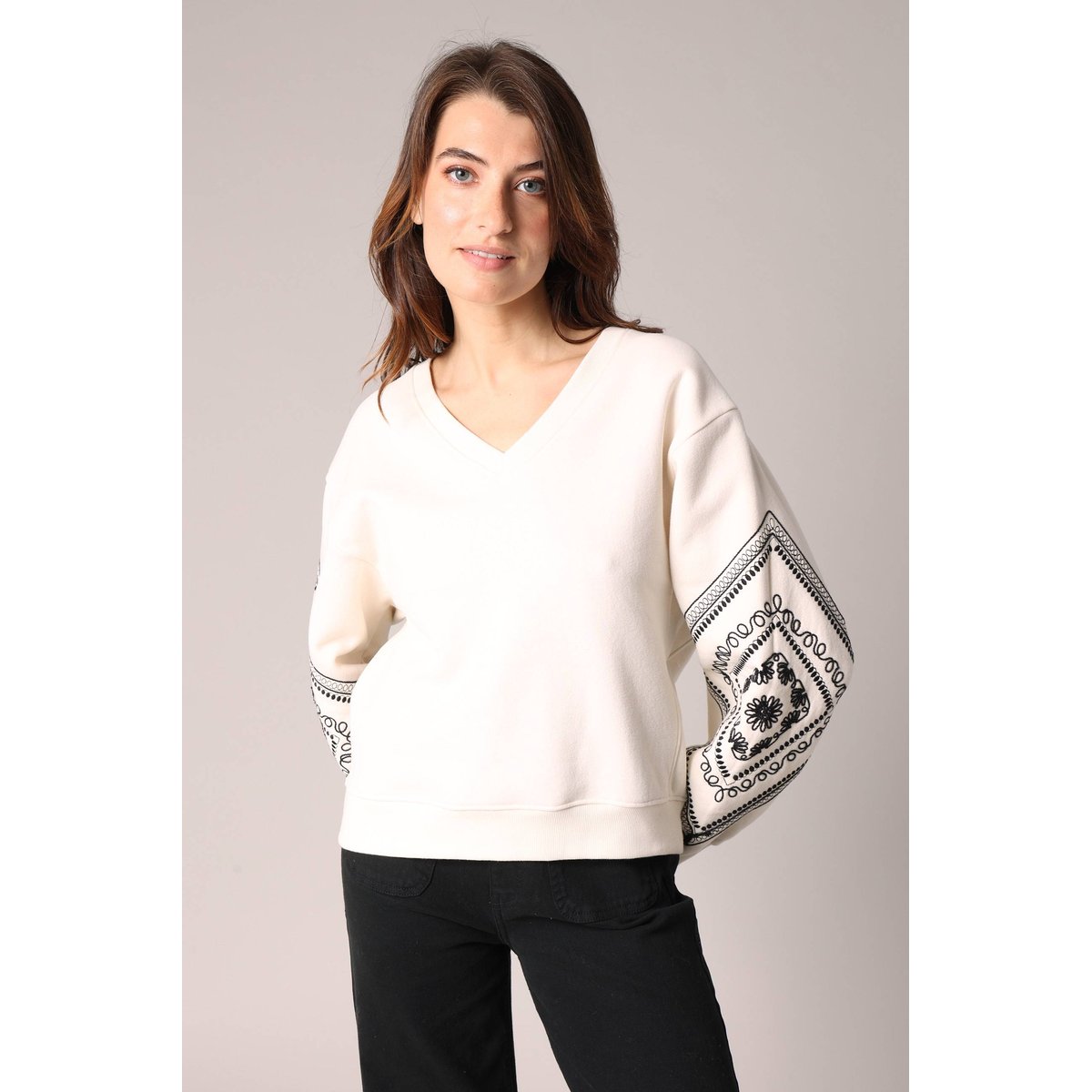 Sweat-shirt en polaire douce à manches longues ballon décorées de motifs brodés
 NERIKA cream, DEELUXE