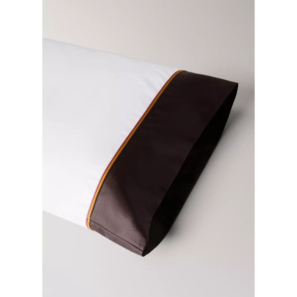 Taie d'oreiller en coton avec bordure en satin et passepoil contrasté, 45 x 110 cm écru, MANGO HOME