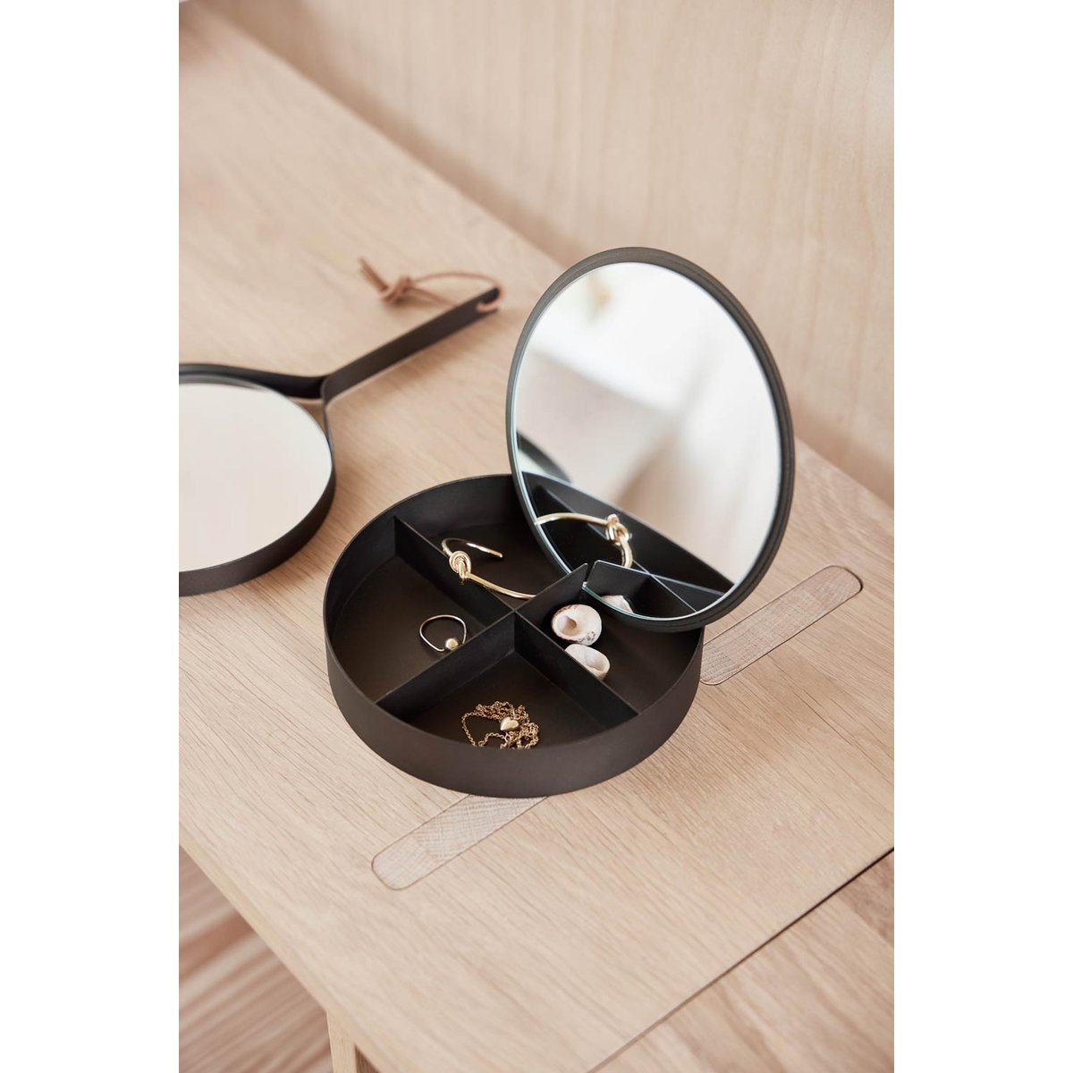 Miroir en acier inoxydable cadre rond LIVING noir, OYOY LIVING DESIGN