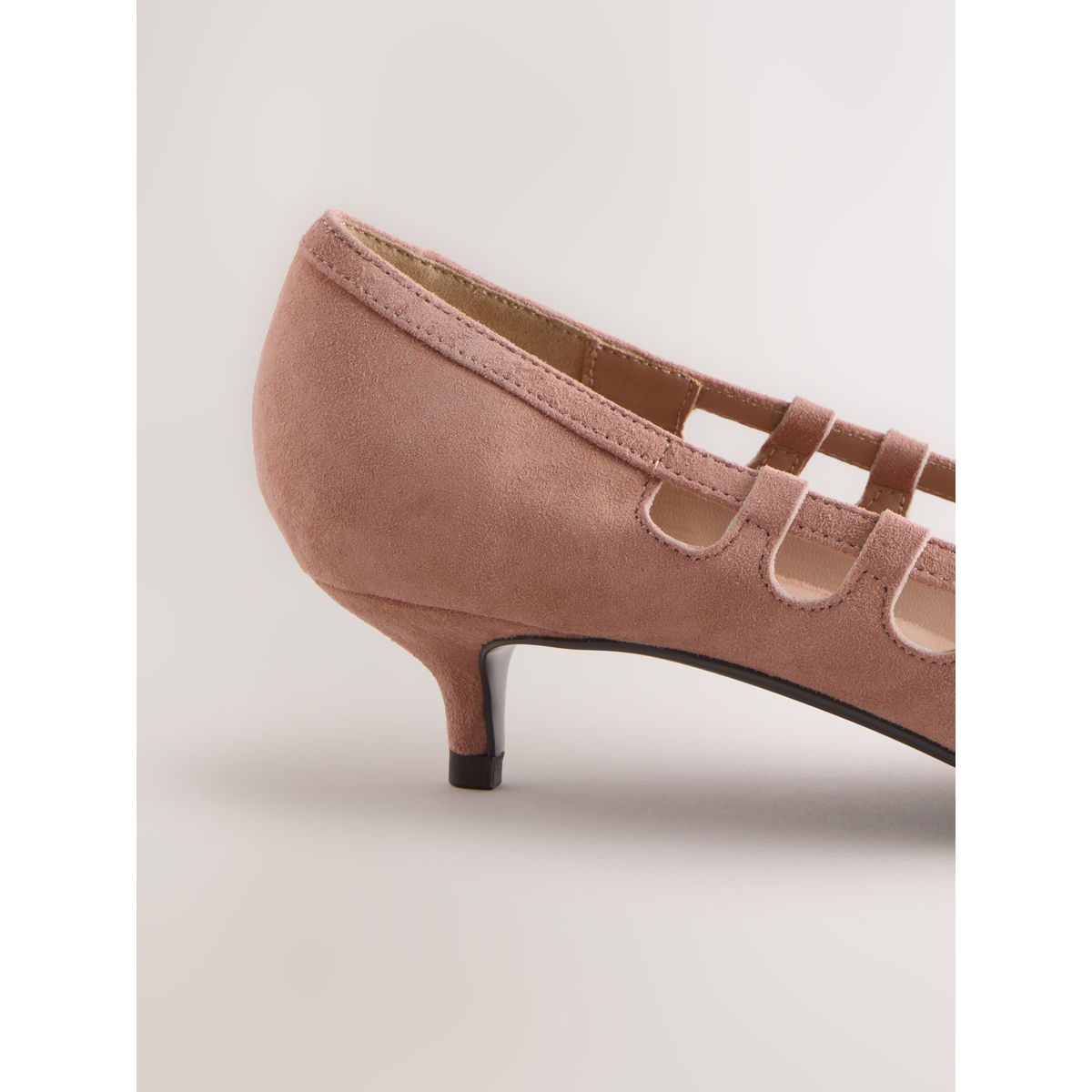 Chaussures en daim à petit talon et découpes rose, NEXT