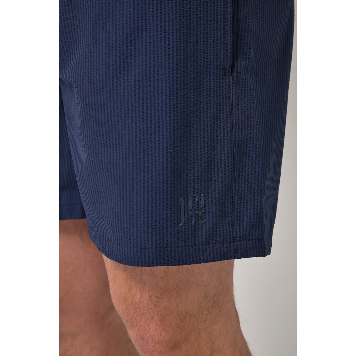 Short de bain en tissu seersucker texturé bleu marine, JP1880