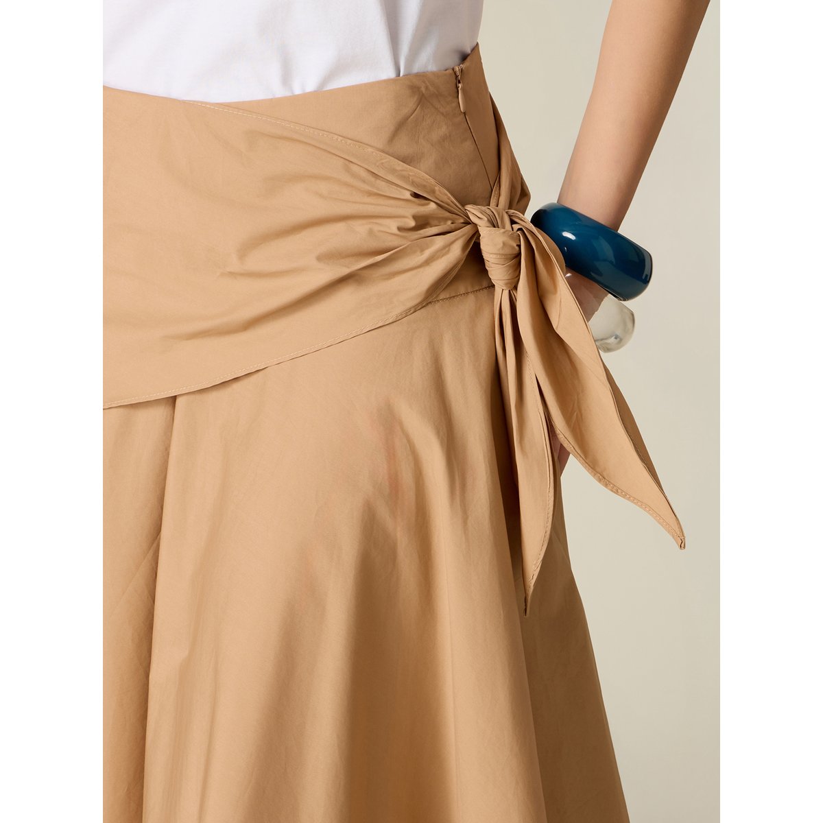 Jupe trapèze avec nœud beige, OLTRE