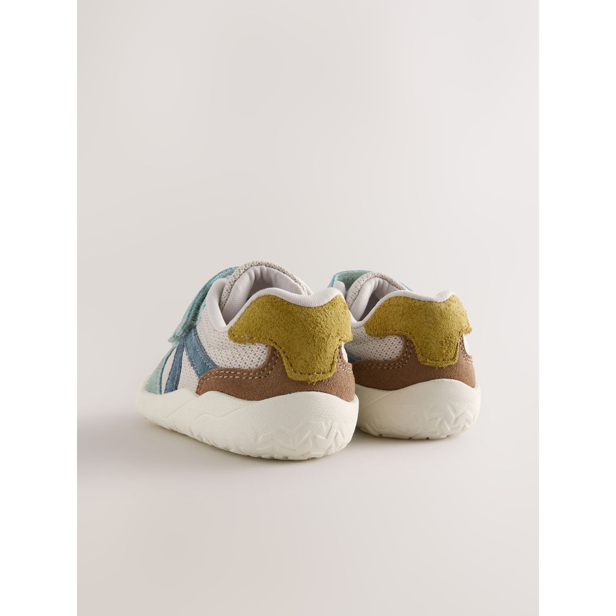 Baskets en cuir à scratch effet pieds nus blanc, NEXT