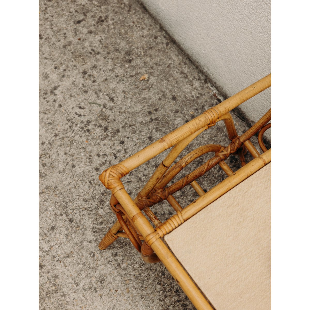 Table basse en rotin aux lignes aériennes Léonie N°1008 - Bon état bois clair, DEBONGOUT