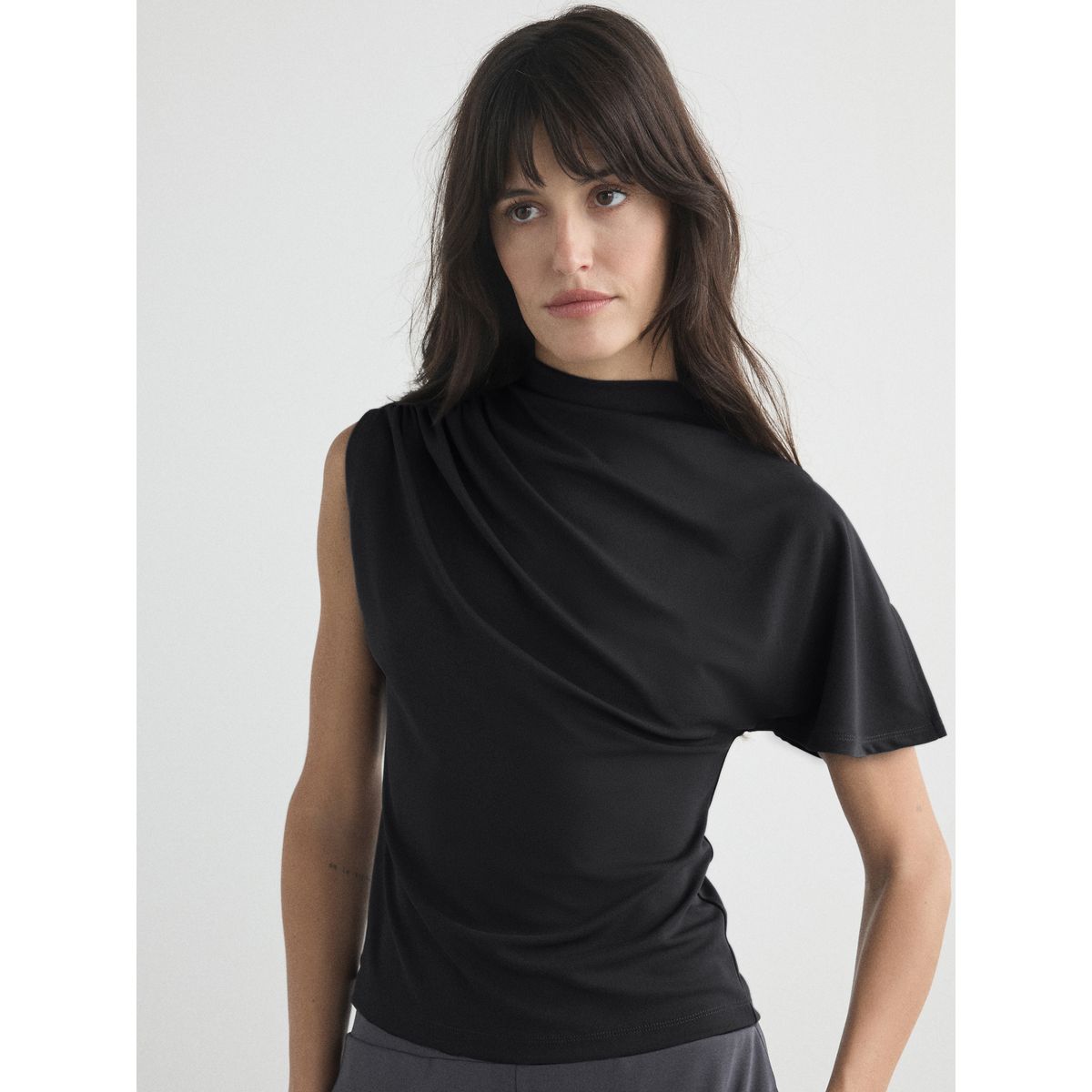 Haut asymétrique drapé à manches courtes noir, NEXT