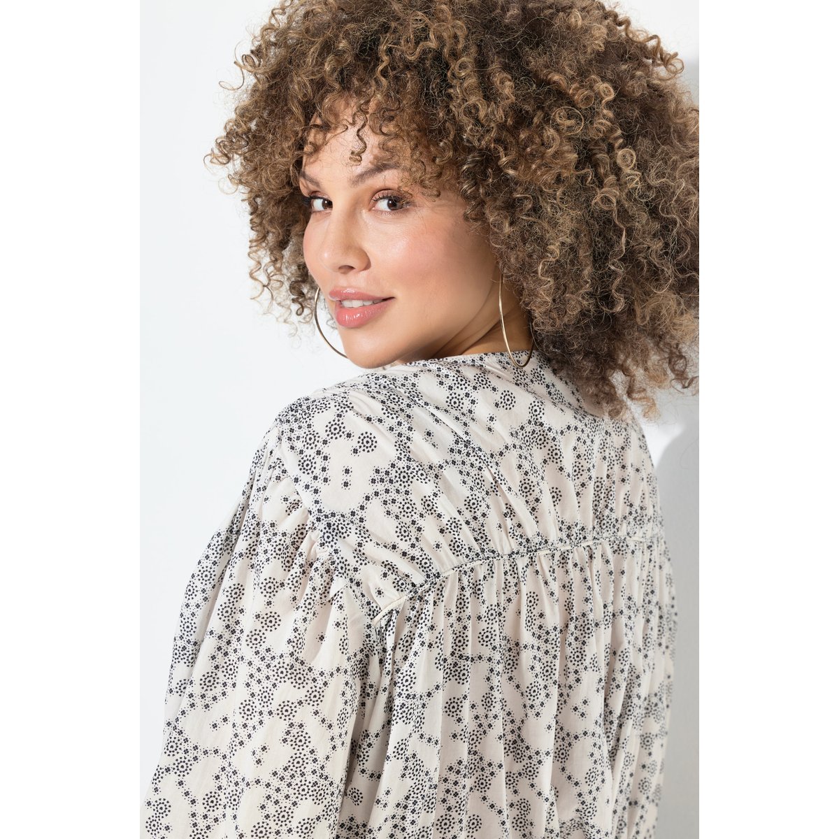 Blouse évasé à ligne en A avec encolure en blanc cassé, ULLA POPKEN