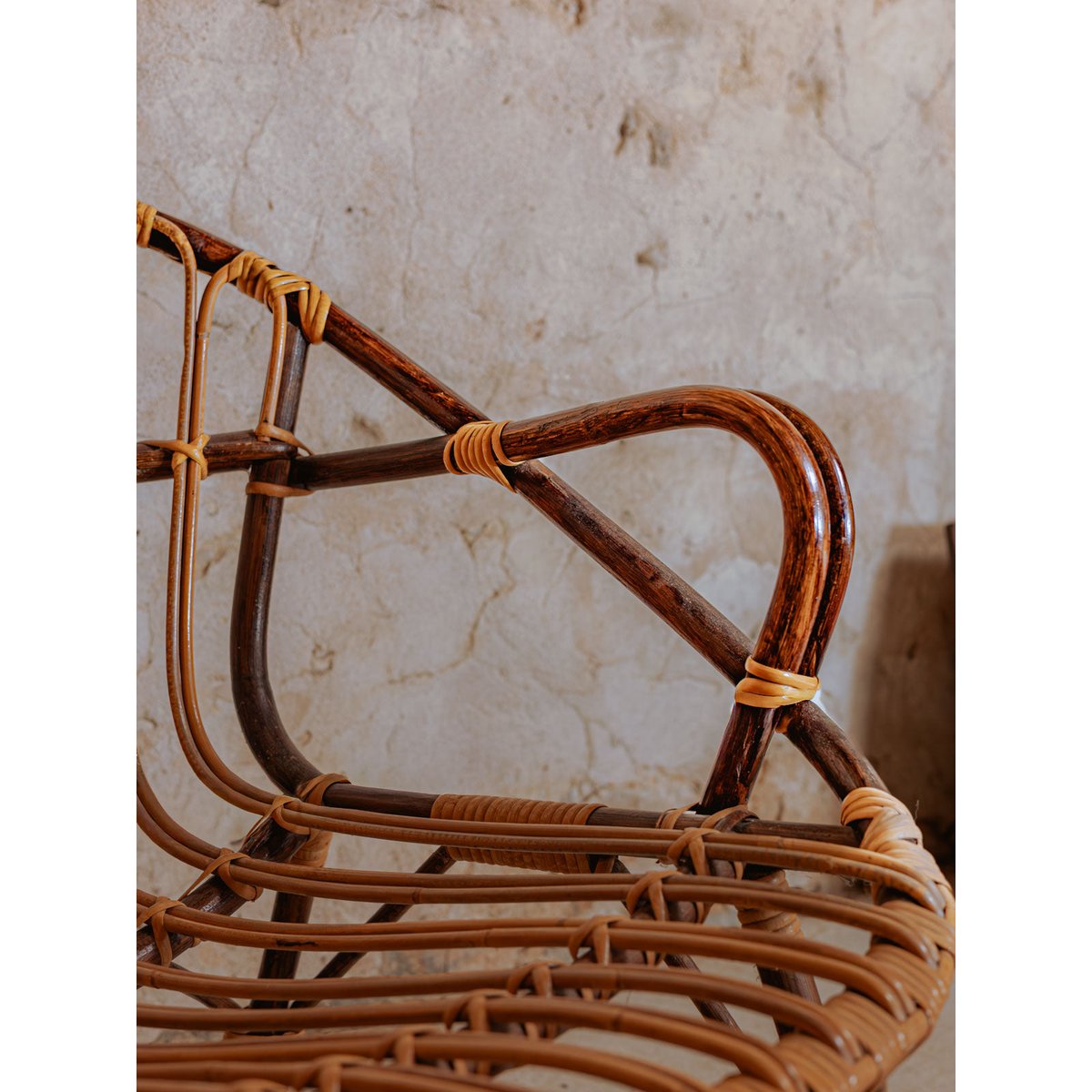 Fauteuil en rotin foncé Ernest N°861 - Bon état bois foncé, DEBONGOUT