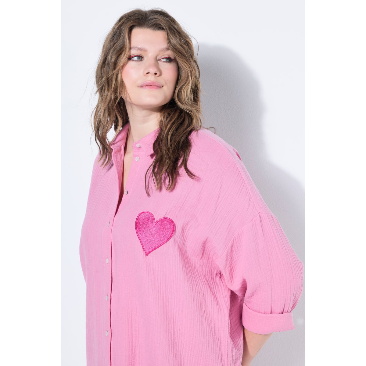 Blouse oversize en mousseline, écusson cœur rose clair, STUDIO UNTOLD