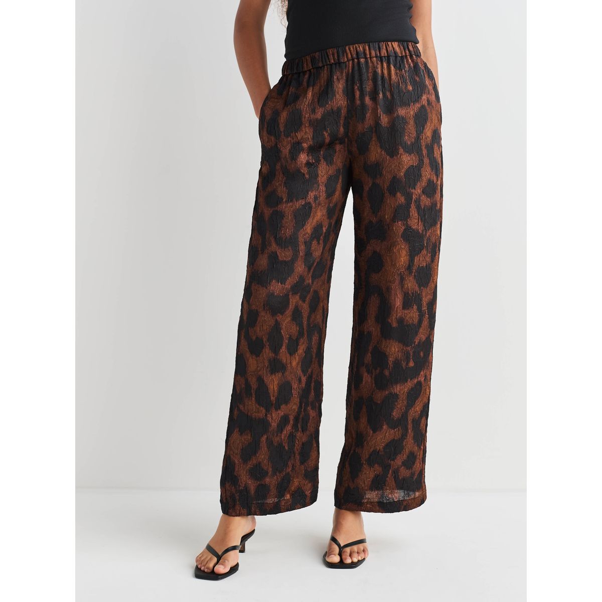 Pantalon large en satin effet froissé marron imprimé animal, NEXT