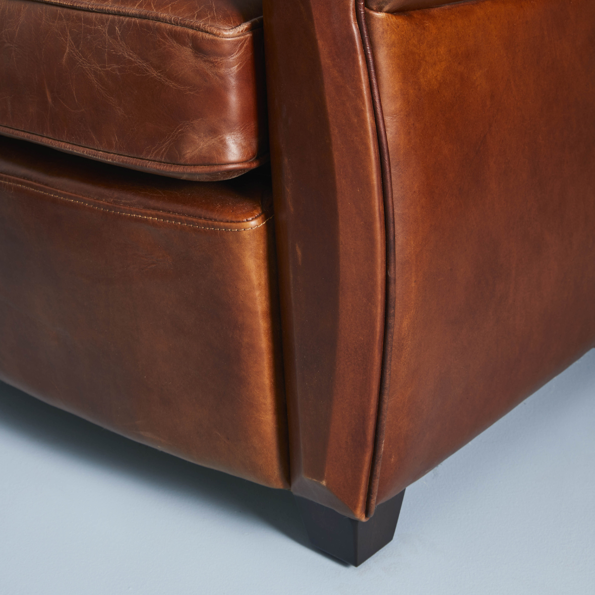 Fauteuil style Chesterfield en cuir pleine fleur marron Moustache marron, CALICOSY