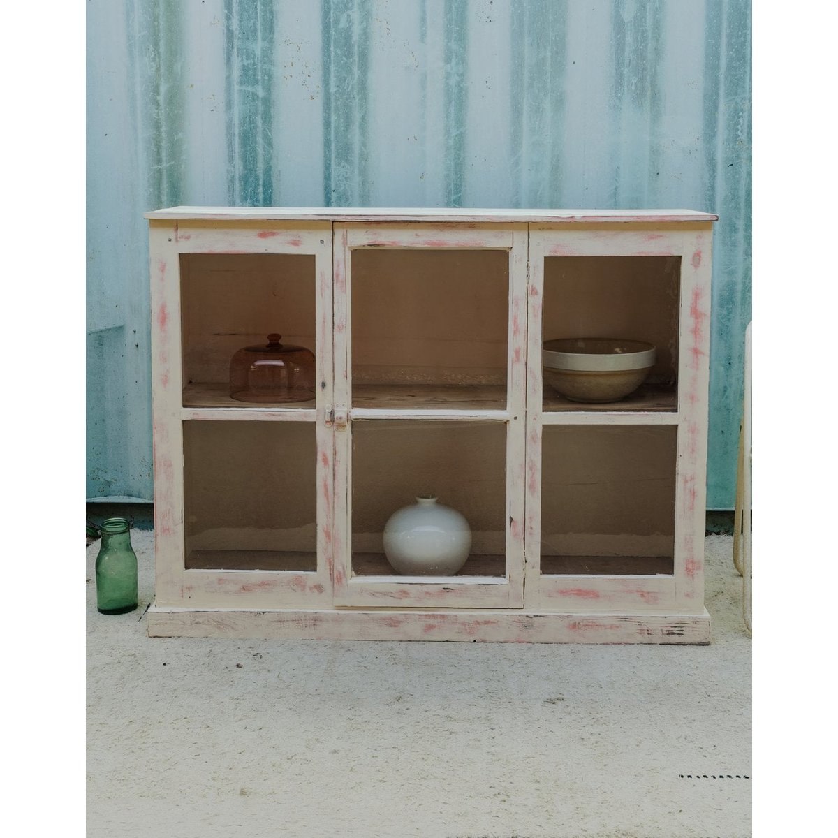 Buffet vitré en bois blanc et rose Gilbert N°1906 - Bon état blanc, DEBONGOUT