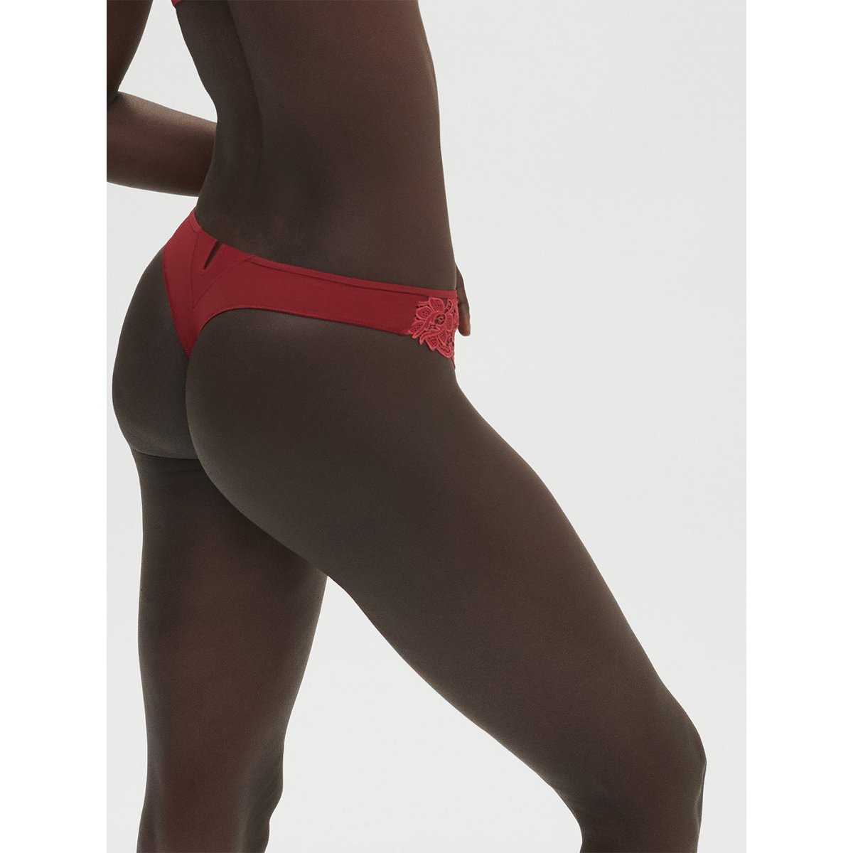 String, SAGA rouge, SIMONE PERELE