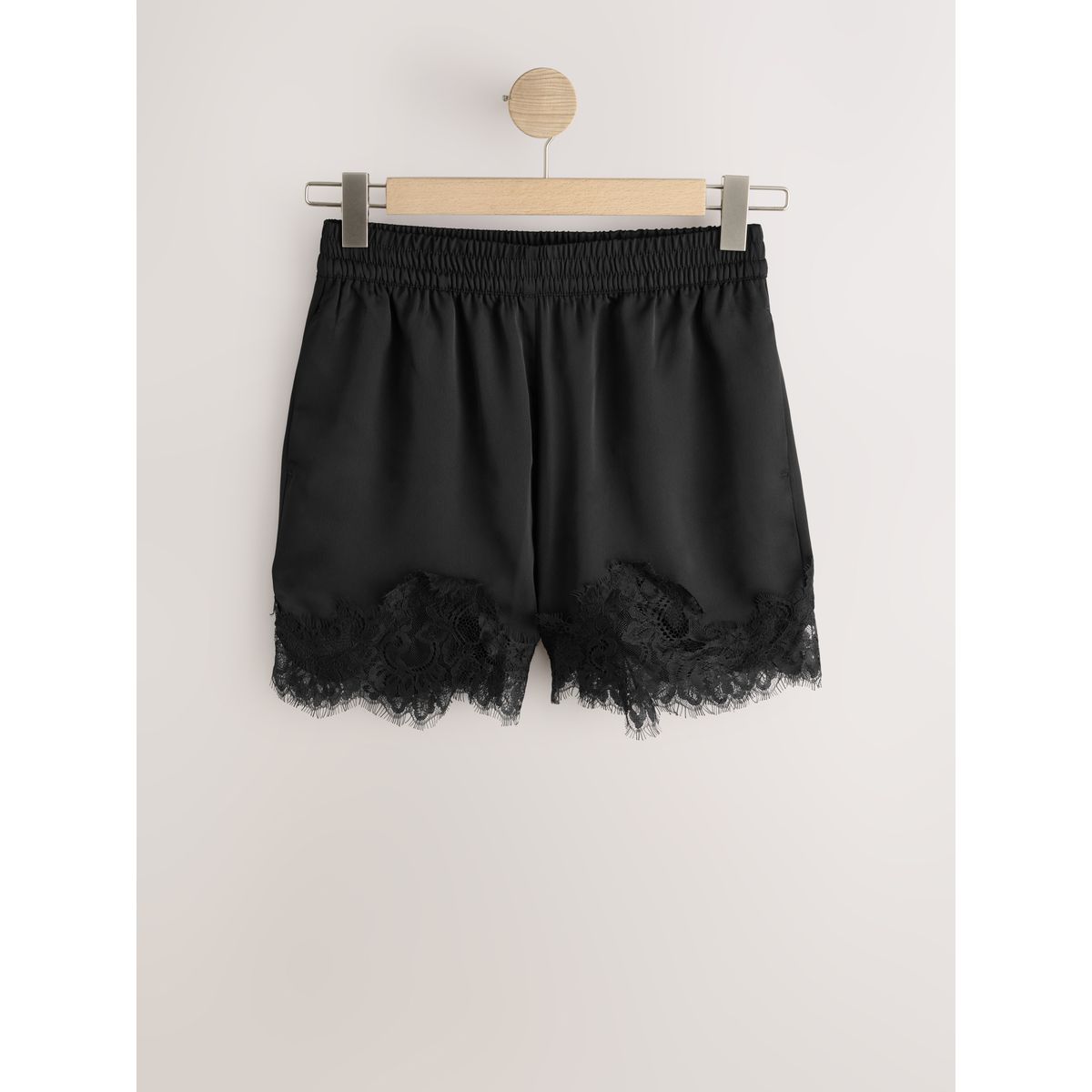 Short en satin avec liseré dentelle noir, NEXT