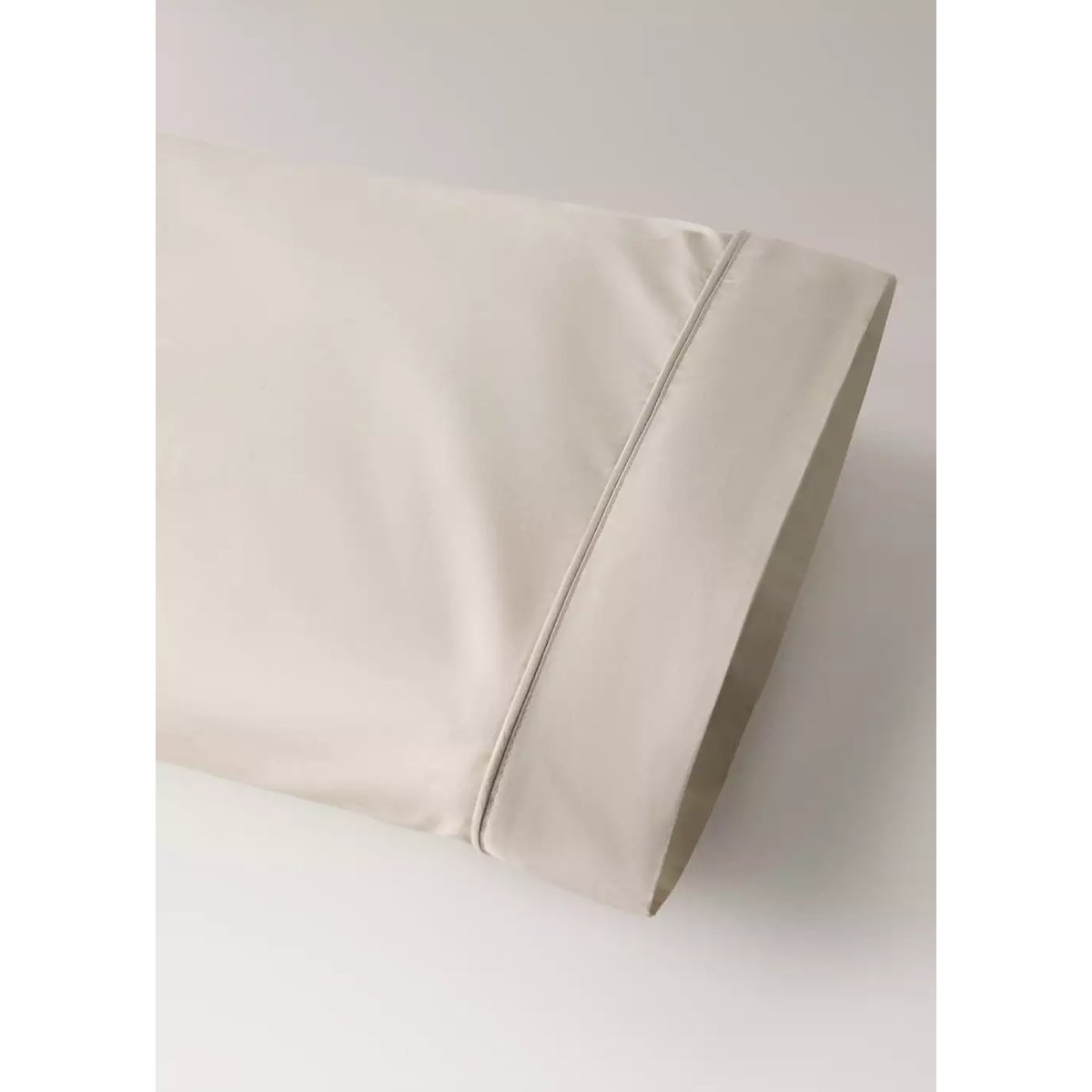 Deux taies d'oreiller percale de coton 500 fils finition passepoilée 45 x 110 cm sable, MANGO HOME