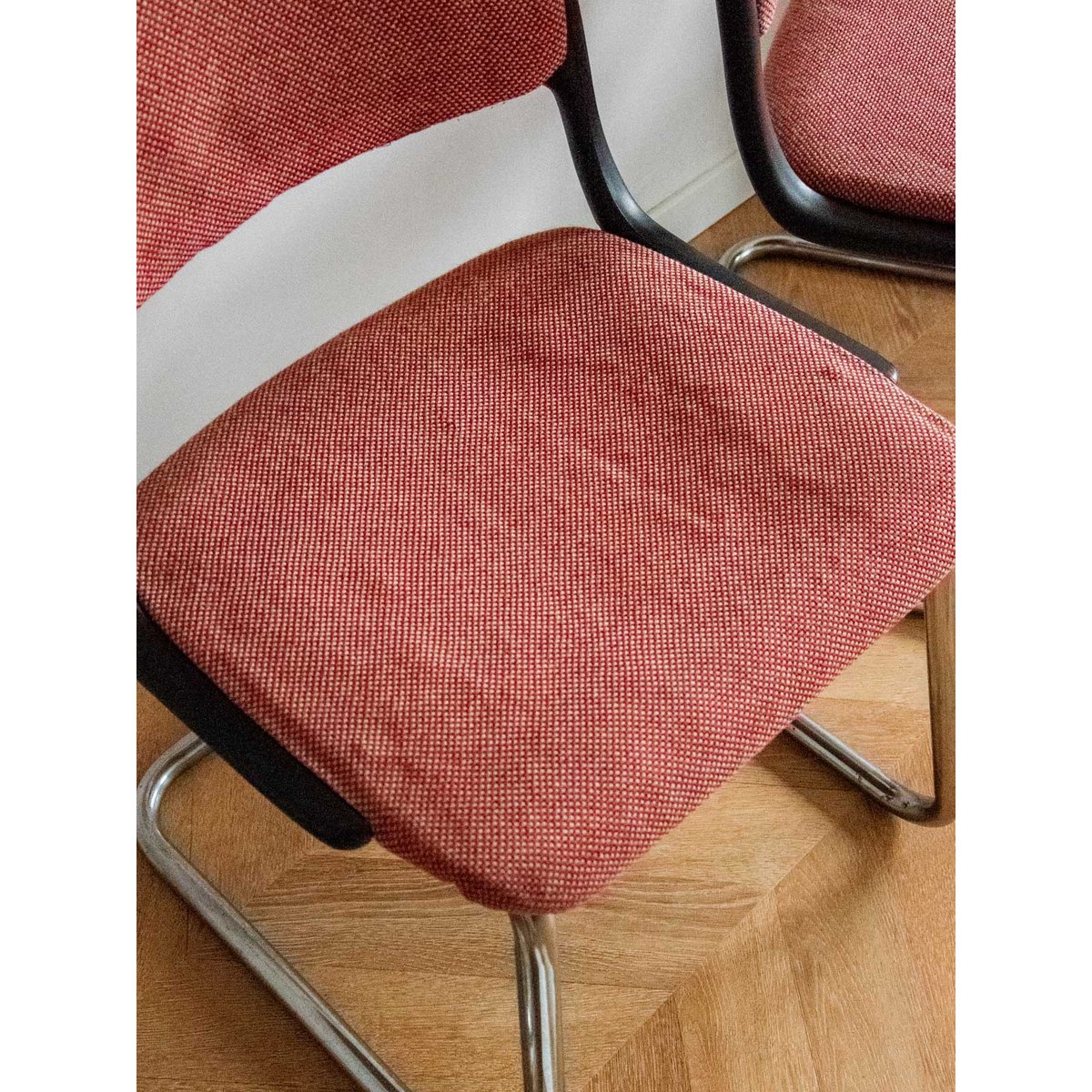 Paire de chaises chromées roses Alma N°1238 - Bon état rose, DEBONGOUT