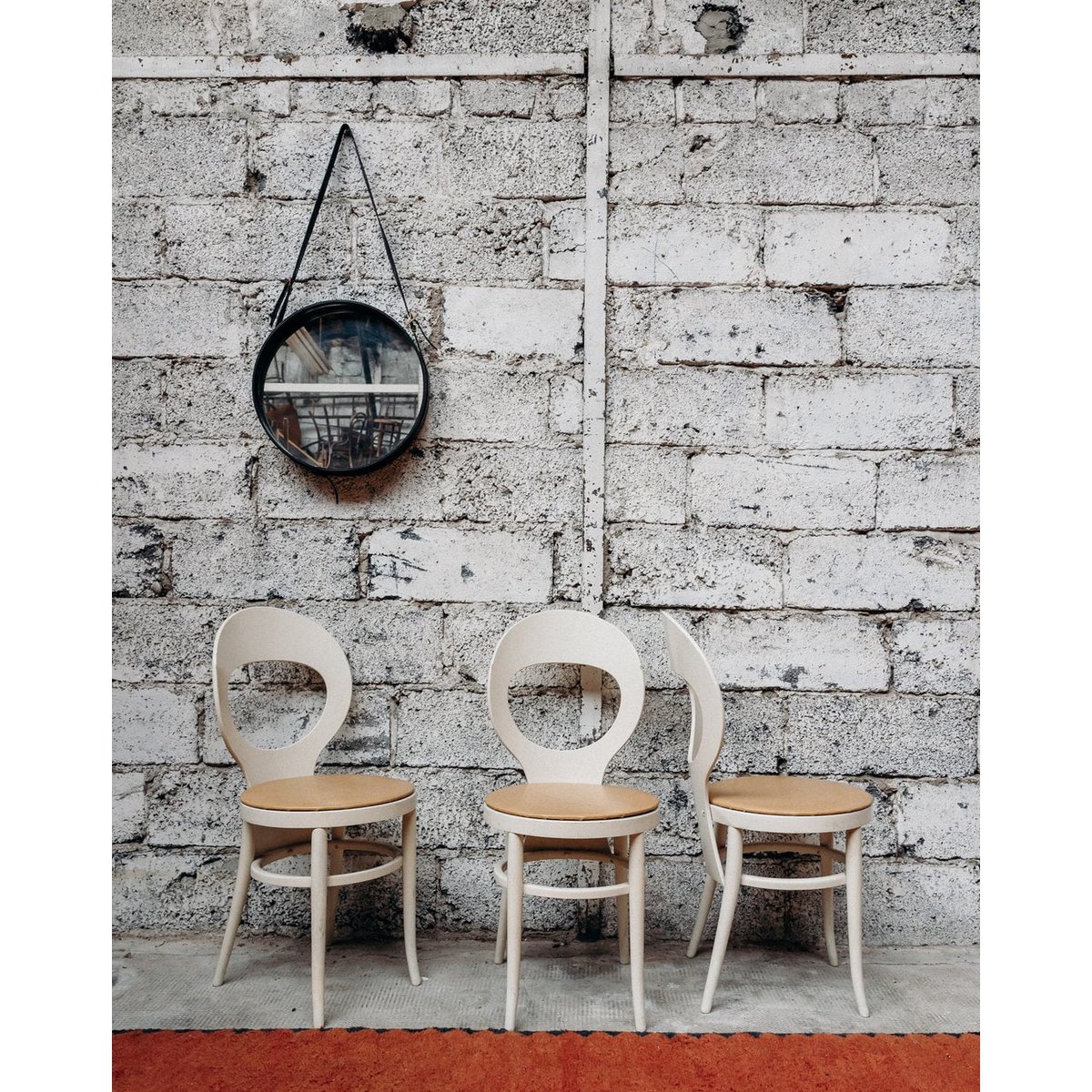 Lot de 3 chaises en skaï Alma N°685 - Bon état blanc, DEBONGOUT