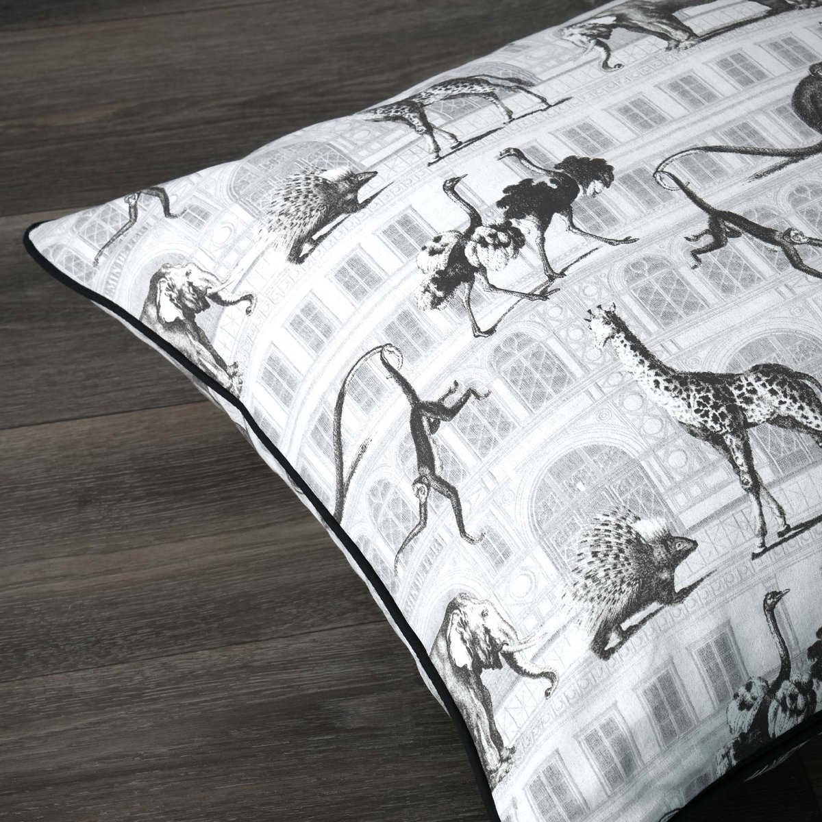 Coussin passepoilé au style décalé gris clair, LOVELY CASA