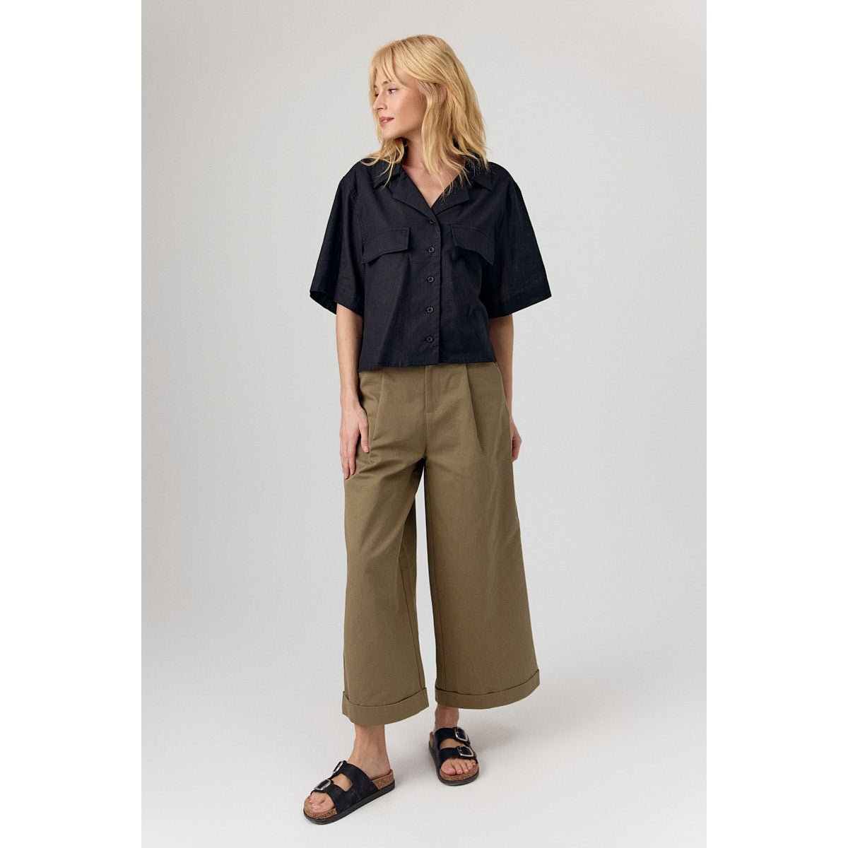 Chemise avec un col tailleur, coupe ample et manches courtes Arwenn black, ARTLOVE