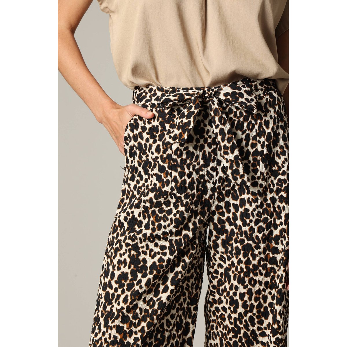 Pantalon femme en polyester gaufré à motif léopard ATILA beige, DEELUXE