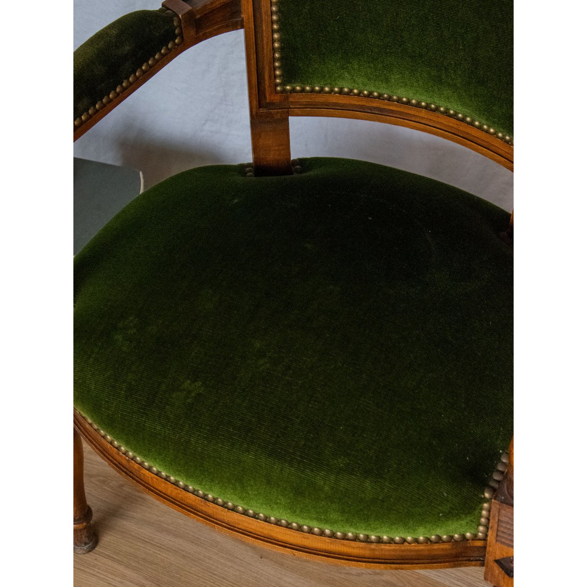 Paire de fauteuils en velours Ernest N°649 - Bon état bois foncé, DEBONGOUT