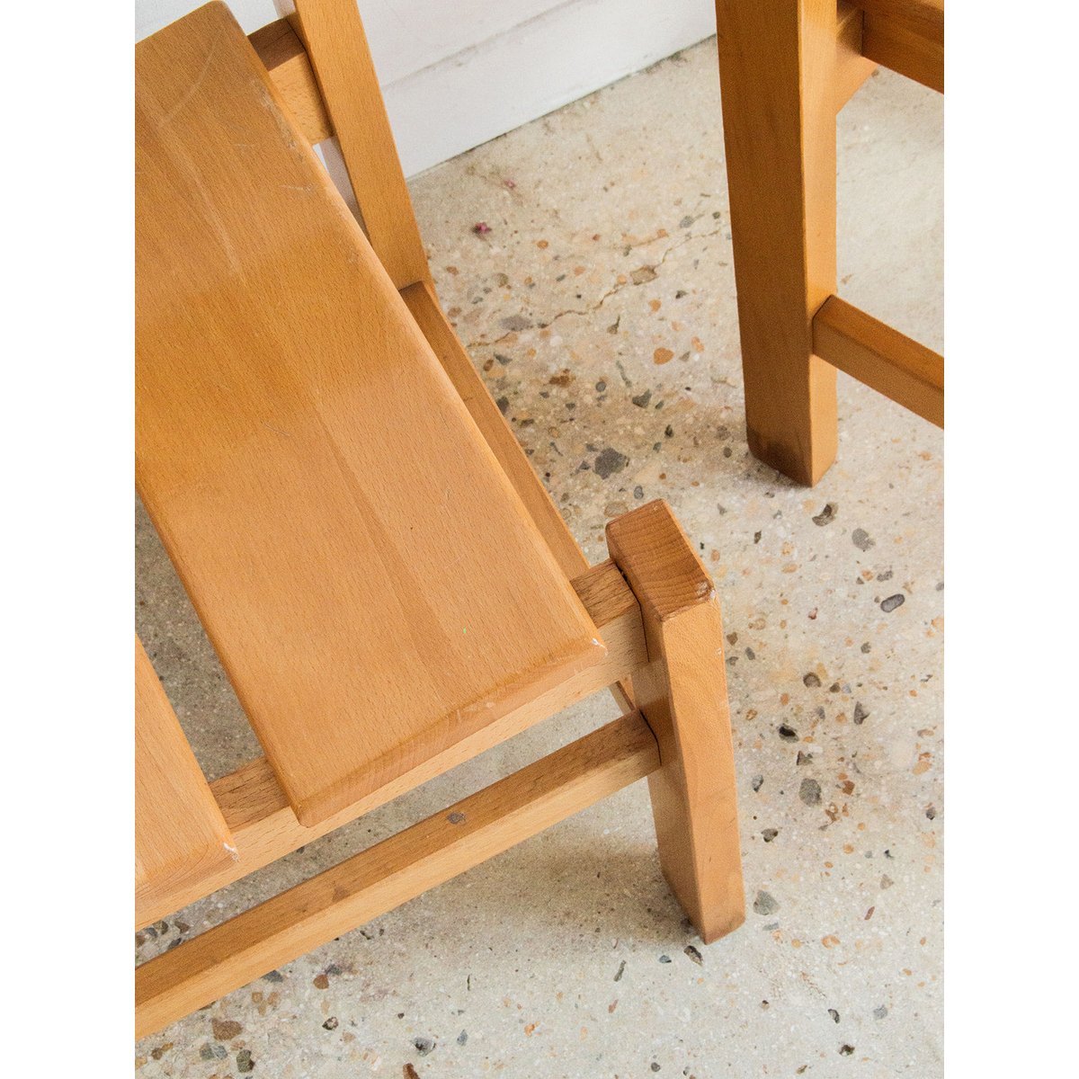 Paire de chaises en pin Alma N°370 - Bon état bois, DEBONGOUT