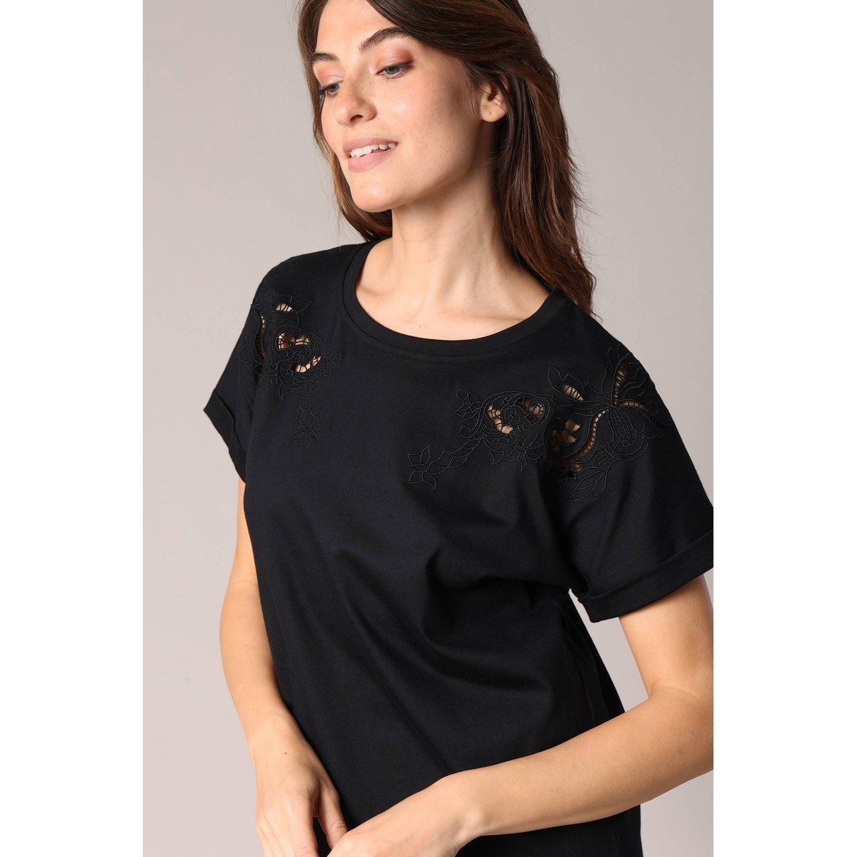 T-shirt avec broderie ajourée SUYANA black, DEELUXE