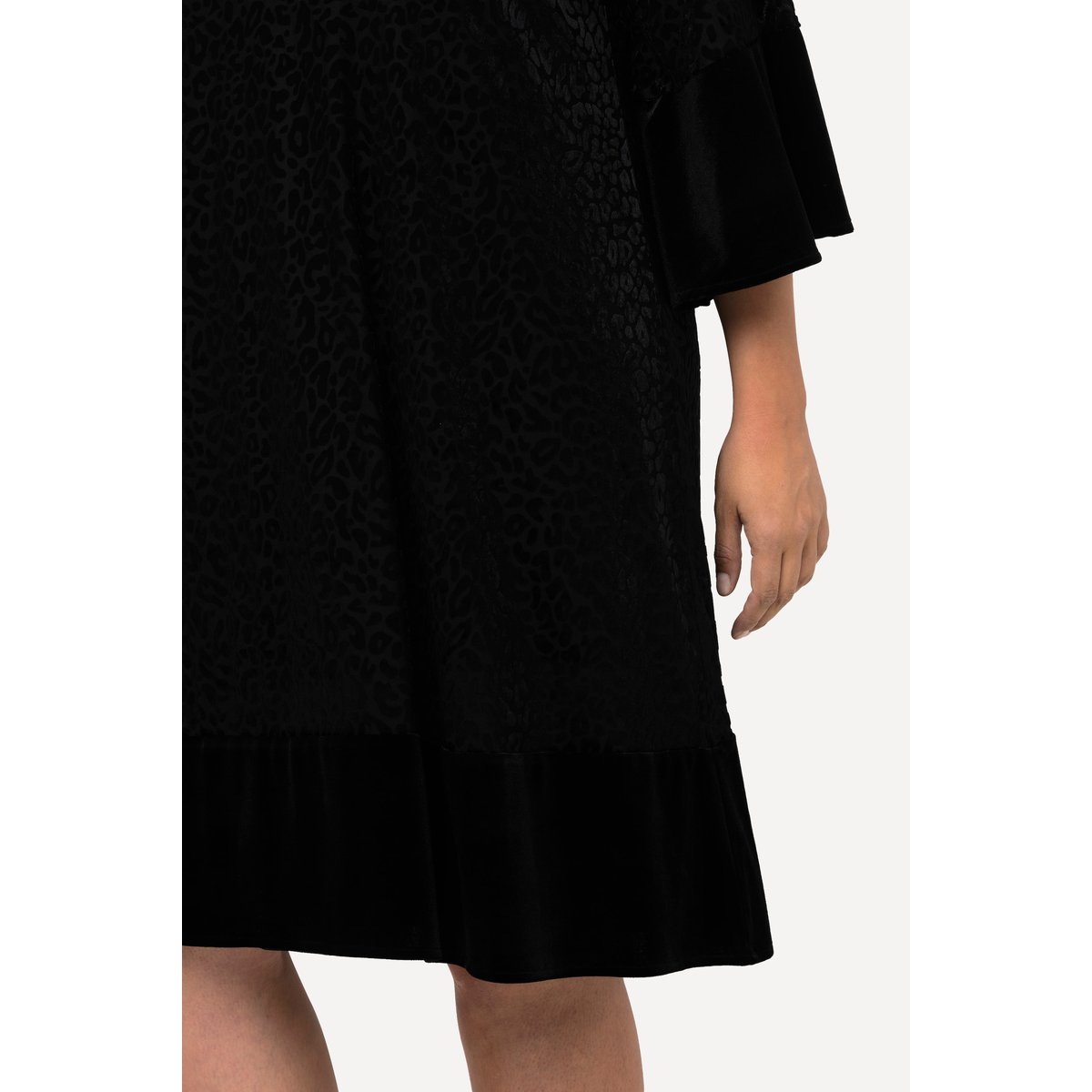 Robe midi à col rond et manches 3/4. Motif noir, ULLA POPKEN