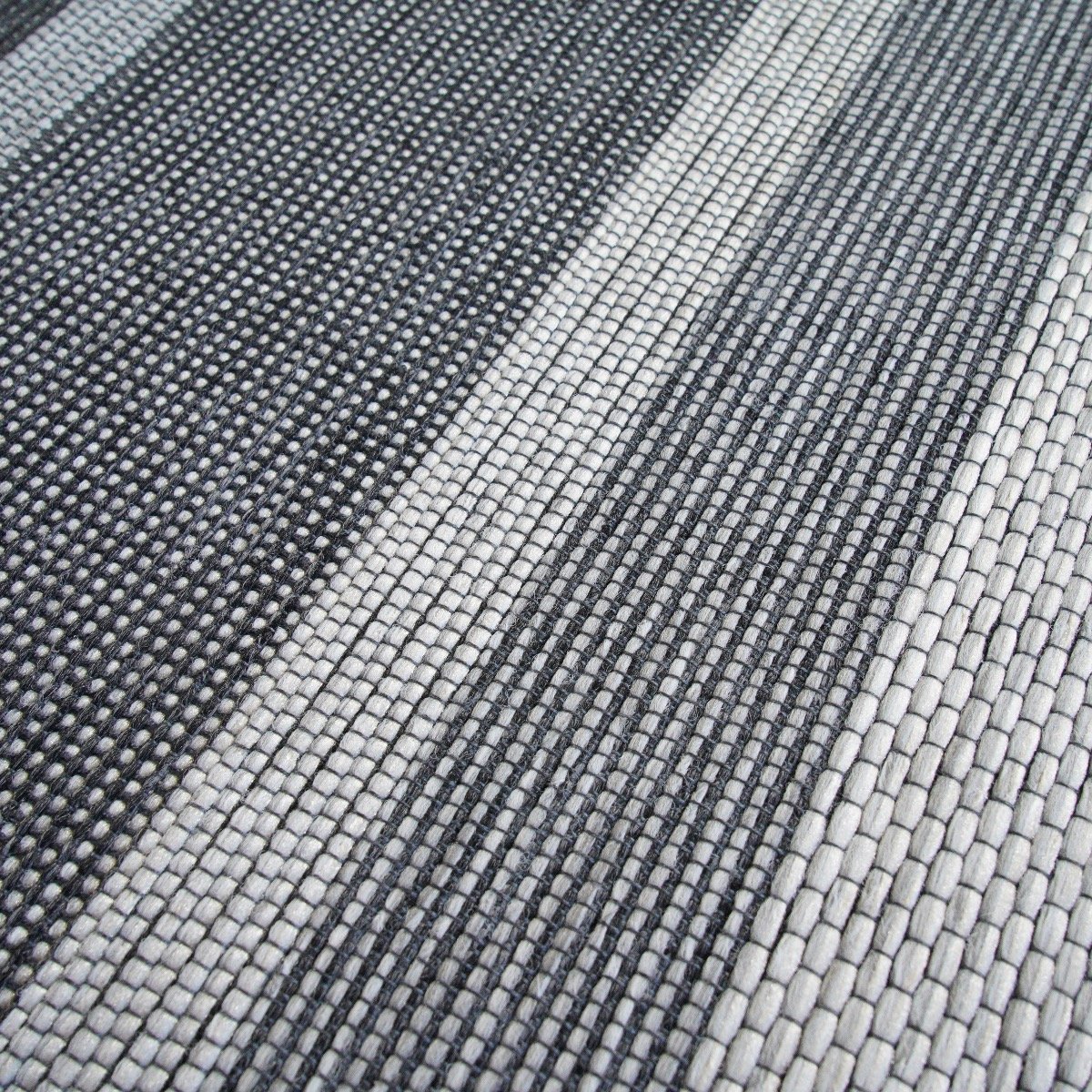 Tapis extérieur/intérieur motifs lignes LAGUNA BAY gris, THE DECO FACTORY