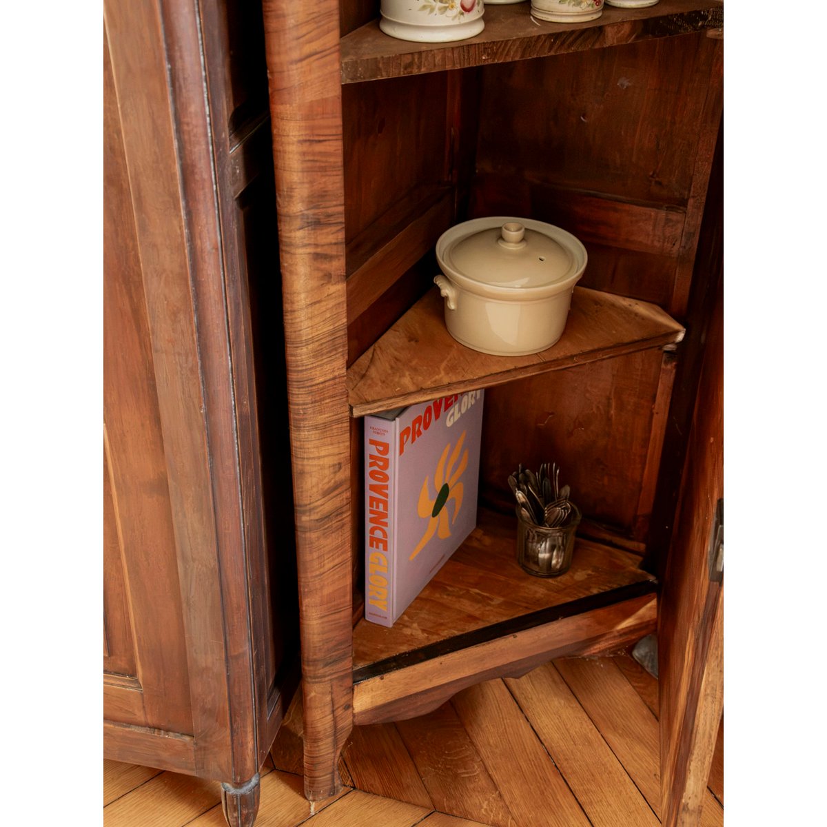 Armoire encoignure en bois marqueté Magda N°732 - Bon état bois clair, DEBONGOUT