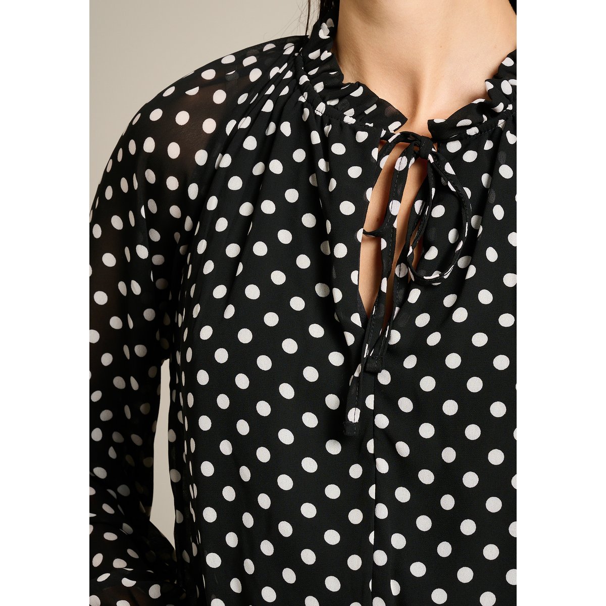 Blouse à pois col volanté noir, LOLALIZA
