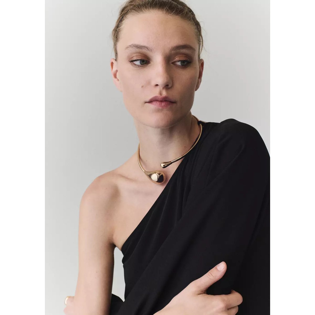Robe asymétrique avec collier noir, MANGO