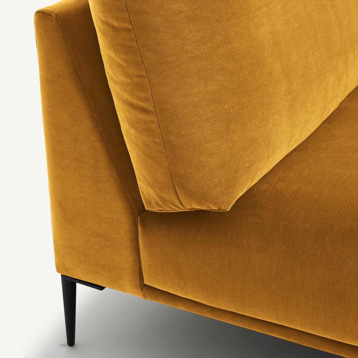 Fluwelen longchair, Oscar, ontwerp Emmanuel Gallina mosterd, AM.PM X EMMANUEL GALLINA