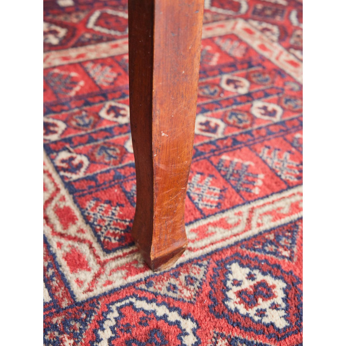 Paire de chaises en acajou Claude N°1349 - Bon état bois foncé, DEBONGOUT