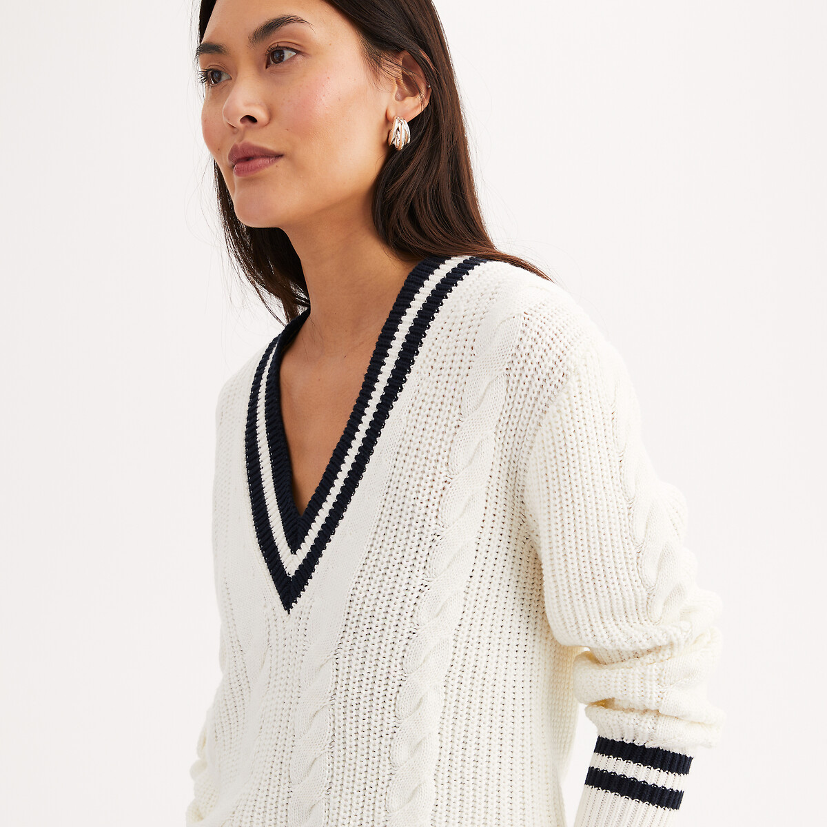 Pull col V en maille torsadée ivoire/marine, ANNE WEYBURN