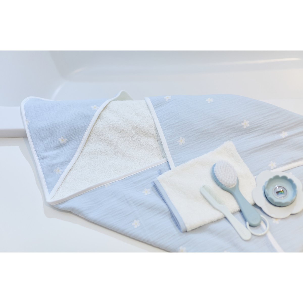Cape de bain + gant 80 x 80 cm fleur bleu, CHILDHOME