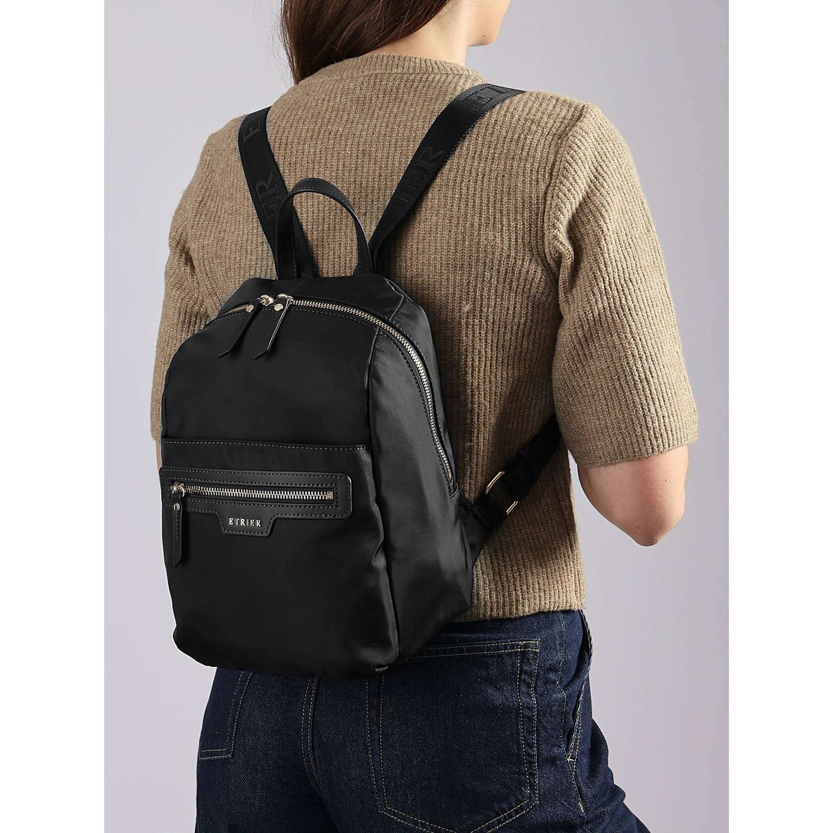 Sac à dos noir, ETRIER