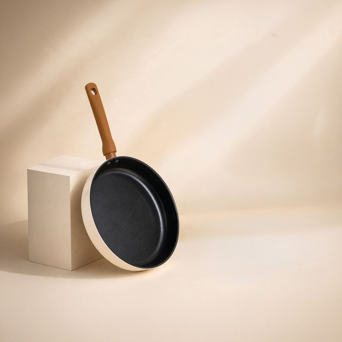 Poêle 28cm en acier carbone, PRATICOOK beige, MENASTYL