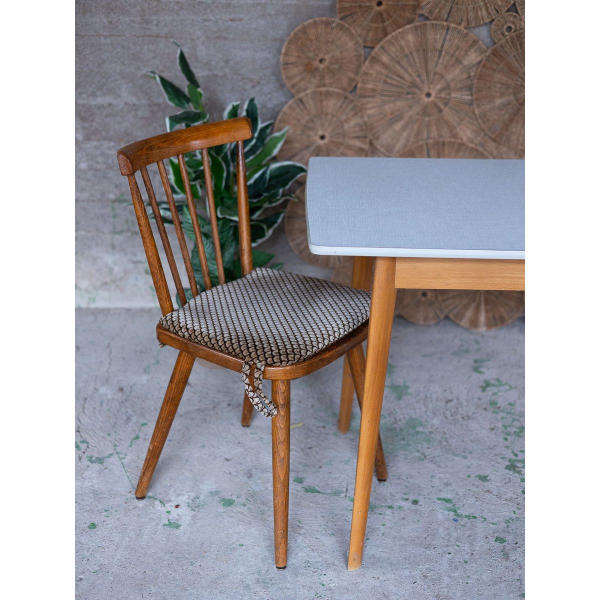 Ensemble de table et chaises scandinaves Auguste N°22 - Bon état bois clair, DEBONGOUT