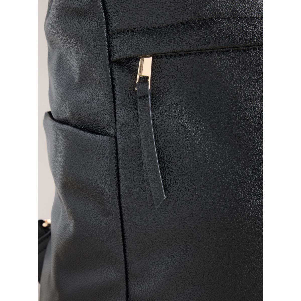 Sac à dos avec poche sur le devant noir, NEXT